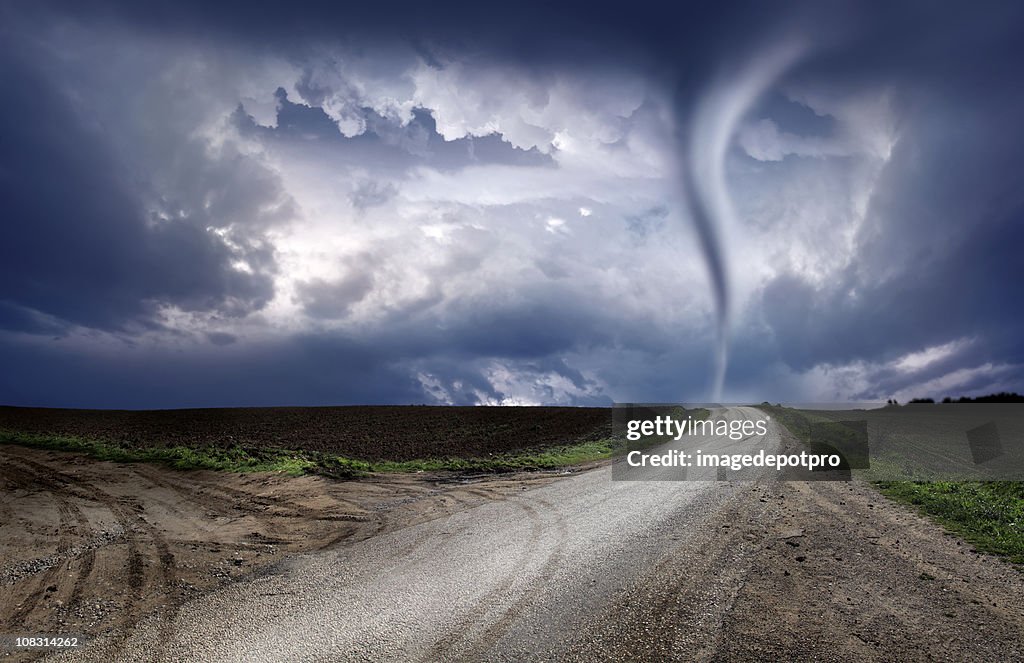 Potente tornado y road