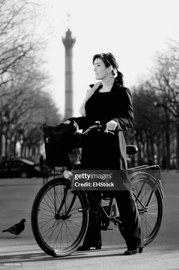 Mulher e Bicicleta Paris França