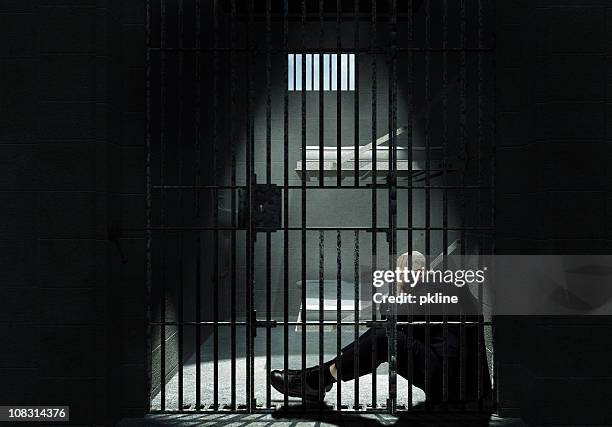 刑務所に座っているビジネスマン - cage ストックフォトと画像