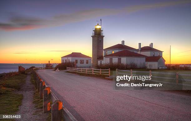 beavertail lighthouse - jamestown stock-fotos und bilder