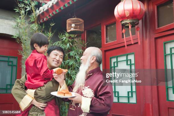 中国の家族の屋外ダイニングのプレートを共有 - 中秋節 ストックフォトと画像