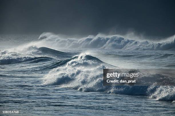 storm waves - olas rompientes fotografías e imágenes de stock