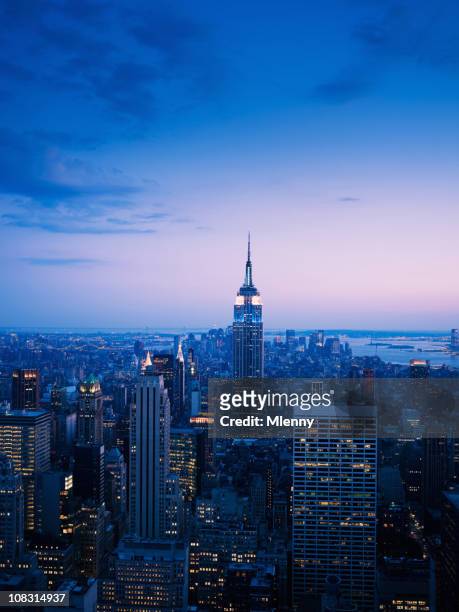 manhattan, new york city mit blick auf die skyline - new york skyline nacht stock-fotos und bilder
