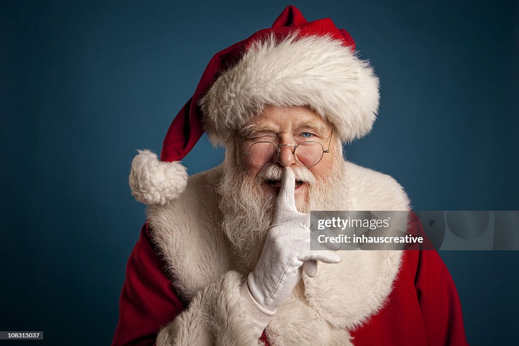 Imágenes reales de Santa Claus con los dedos sobre labios