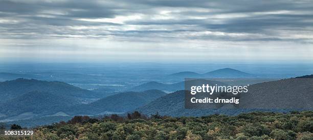 montañas blue ridge en un día nublado - skyline drive virginia fotografías e imágenes de stock