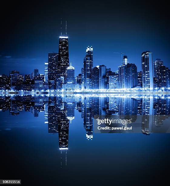 chicago skyline by night - city skyline night stockfoto's en -beelden