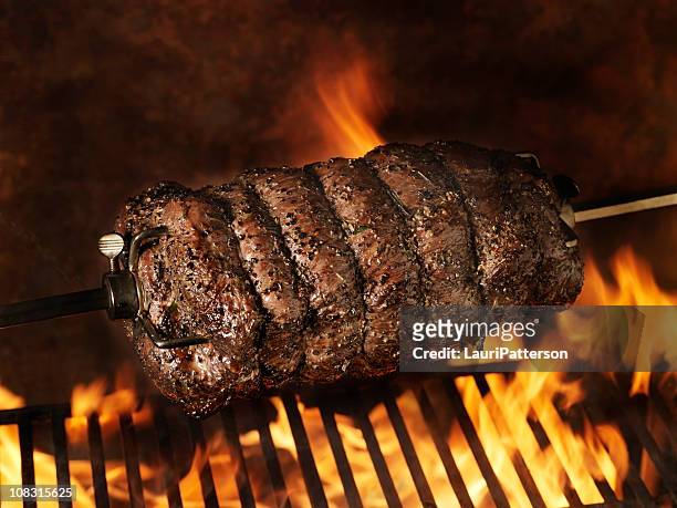 beef roast auf dem grill - am spieß gebraten stock-fotos und bilder