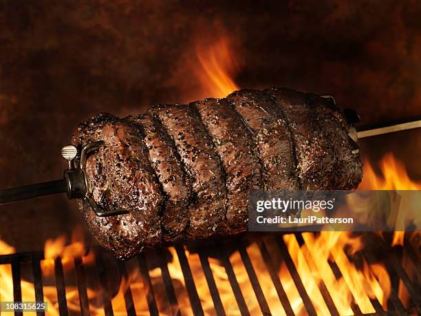 assado de carne de bovino do bbq - assado no espeto imagens e fotografias de stock