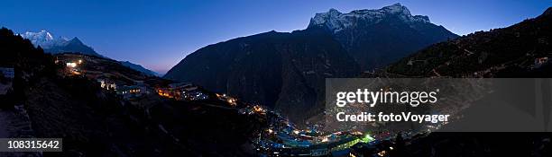 nepal himalaya namche bazarwestbengal.kgm sherpa aldeia de montanha panorama de noite luz - bazar namche imagens e fotografias de stock
