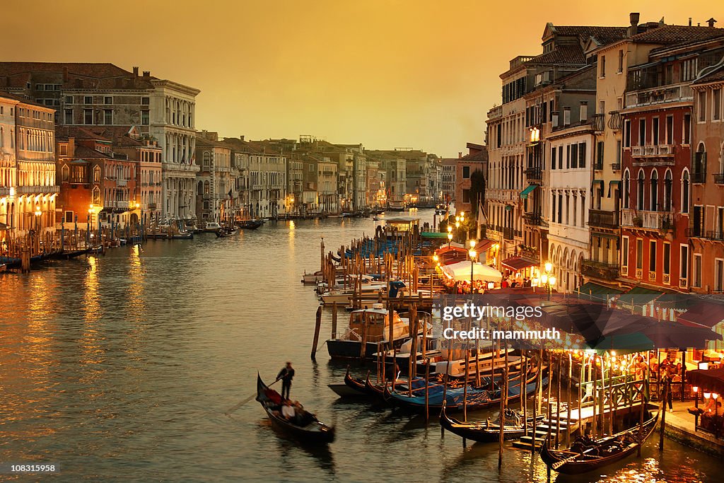 Grand Canal de Venise avec gondoles au crépuscule