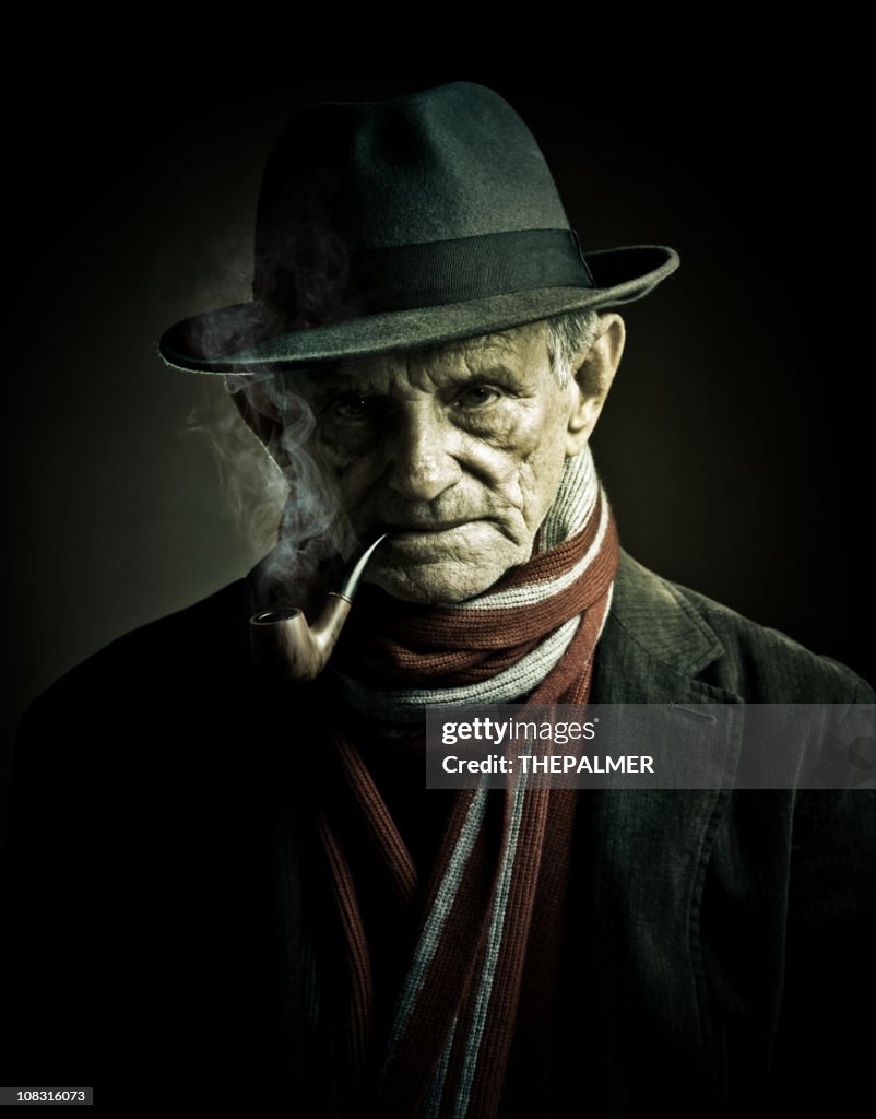 Old et homme dangereux avec pipe