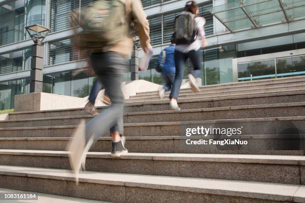 estudiantes chinos en campus - steps and staircases fotografías e imágenes de stock