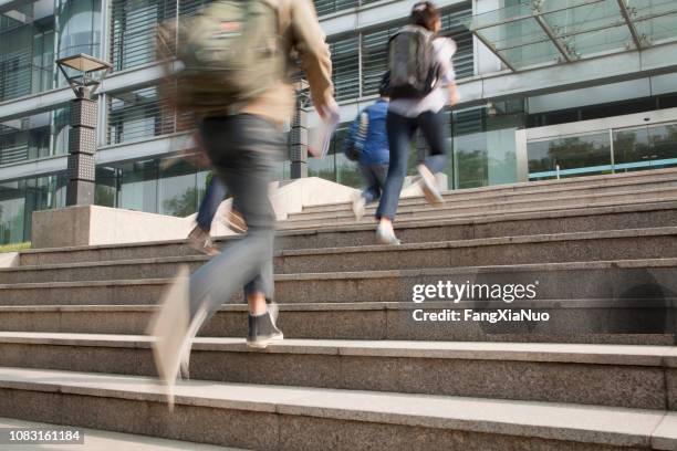 étudiants chinois en cours d’exécution sur le campus - campus photos et images de collection