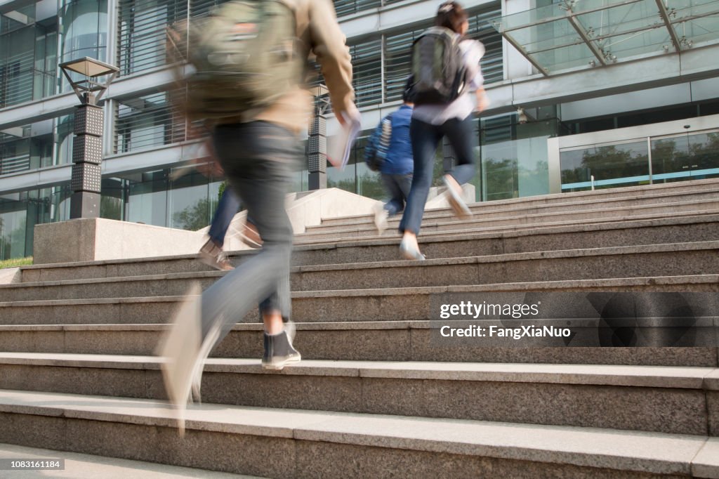 Studenti cinesi che corrono nel campus