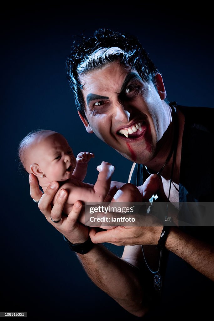 Vampiro masculino e um bebé.