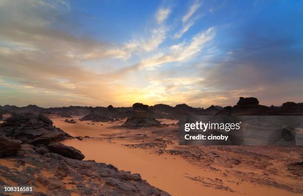 en un planeta exterior - desierto libio fotografías e imágenes de stock