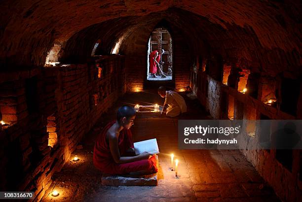 novice buddhist monks - tibetansk kultur bildbanksfoton och bilder