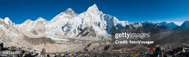 mount everest base camp panorama khumbu-gletscher berg nuptse himalaja-nepal - mt everest base camp stock-fotos und bilder