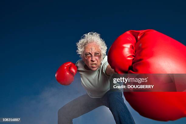 granny-boxen - funny boxing stock-fotos und bilder