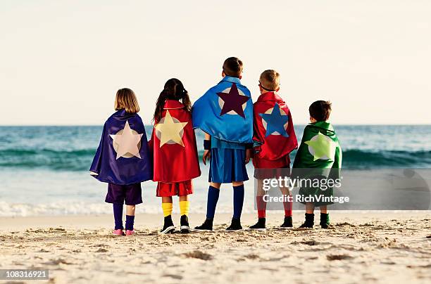 fünf jungen kindern angezogen wie superhelden am strand - 4 5 jahre stock-fotos und bilder