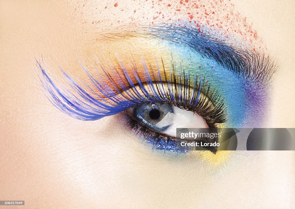 Primo piano dell'occhio con il make-up multicolore