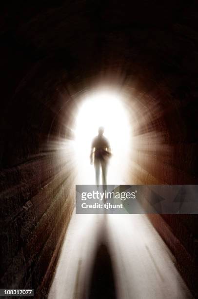 tunnel di luce - luce alla fine del tunnel foto e immagini stock