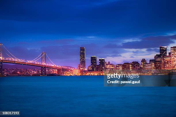 horizonte de são francisco e da bay bridge à noite - skyline san francisco - fotografias e filmes do acervo