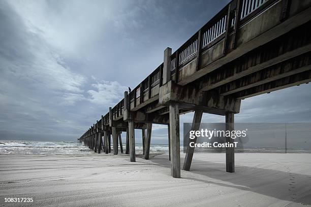 el muelle sobre la playa en este hotel de pensacola, florida. - pensacola beach fotografías e imágenes de stock