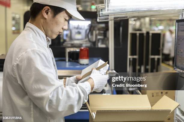 Phone Line Factory 1,990 Phone Assembly Line Stock Photos, High-Res Pictures, and Images ...