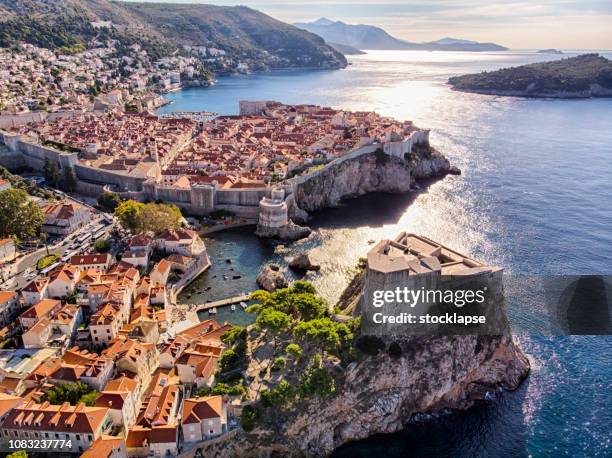 vieille ville et le fort lovrijenac vue aérienne à dubrovnik - dalmatie croatie photos et images de collection