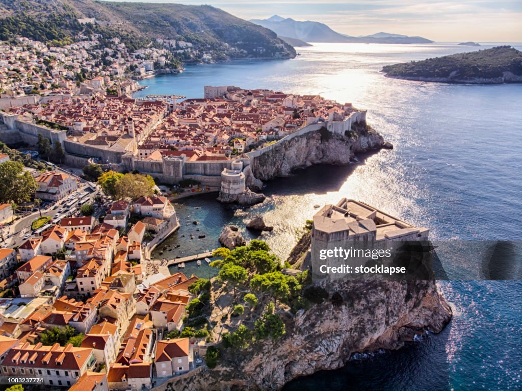 Oude stad en Fort Lovrijenac luchtfoto in Dubrovnik