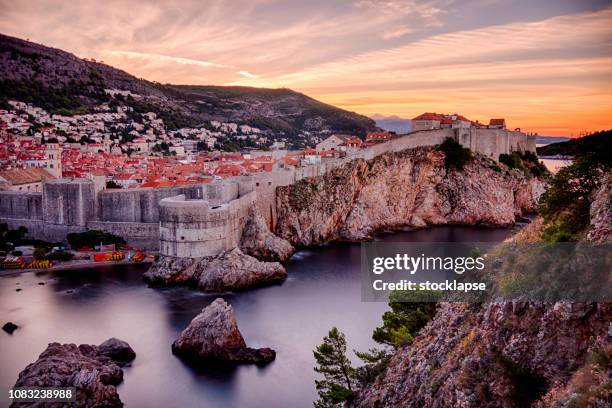 stadsgezicht van dubrovnik met stadsmuren - ragusa stockfoto's en -beelden