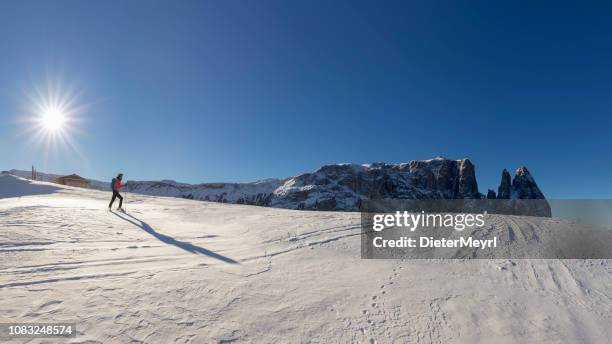 sci alpinismo nelle dolomiti con il monte schlern sullo sfondo - scialpinismo foto e immagini stock
