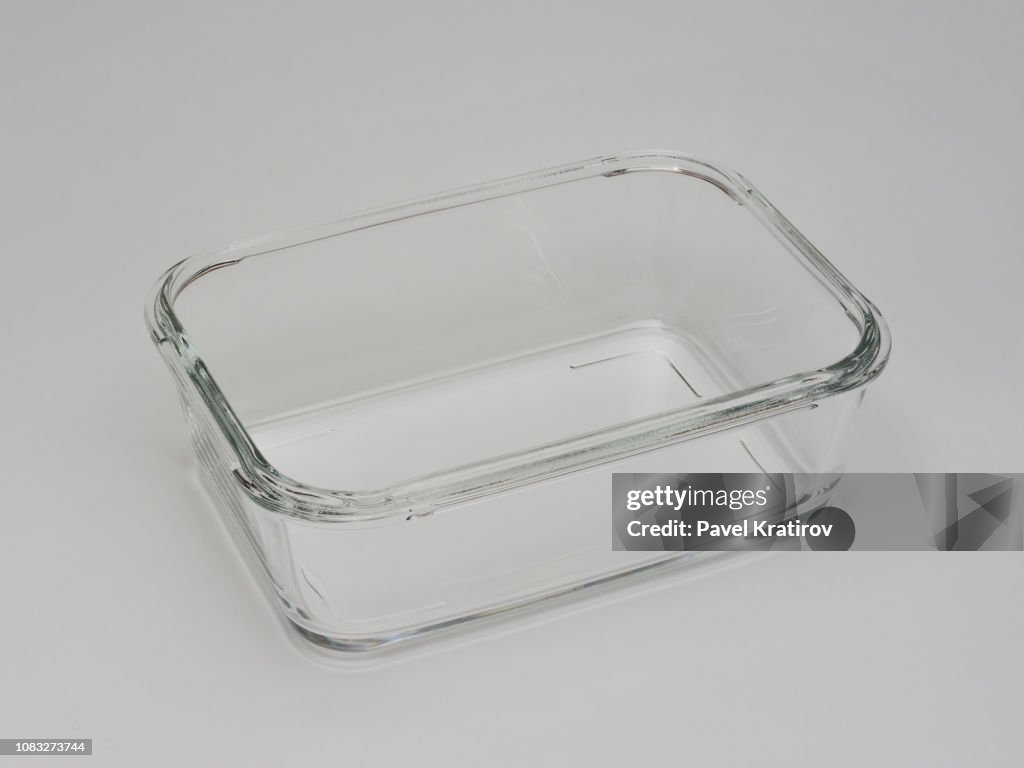 Bandeja quadrada para comida e Torrefação de vidro transparente, sobre um fundo cinza