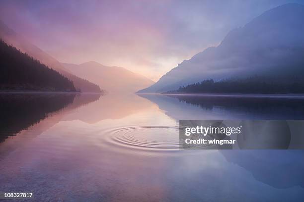 lago plansee, tirol na áustria - cena de tranquilidade - fotografias e filmes do acervo