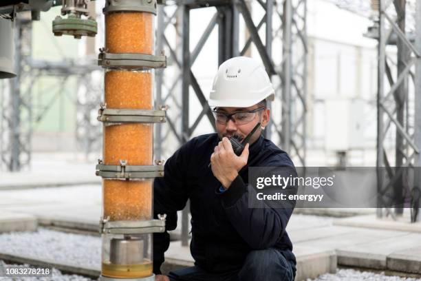 man is het controleren van silica gel filter - silicaat stockfoto's en -beelden