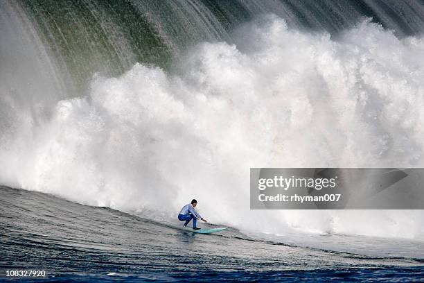 eine riesige welle surfen - big wave surfing stock-fotos und bilder