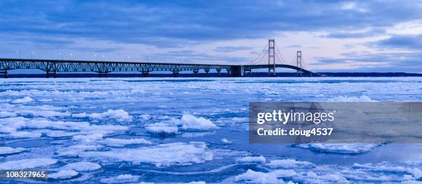 puente mackinac en invierno - mackinac bridge fotografías e imágenes de stock