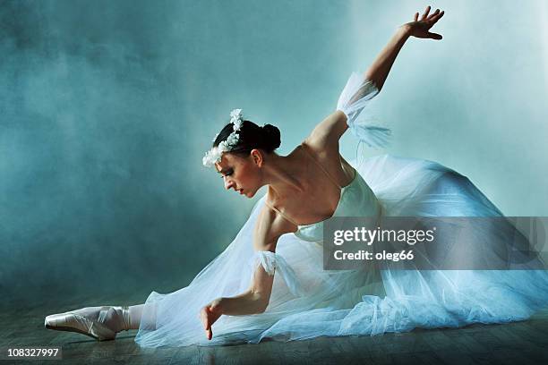 classical dancer - ballerina stockfoto's en -beelden