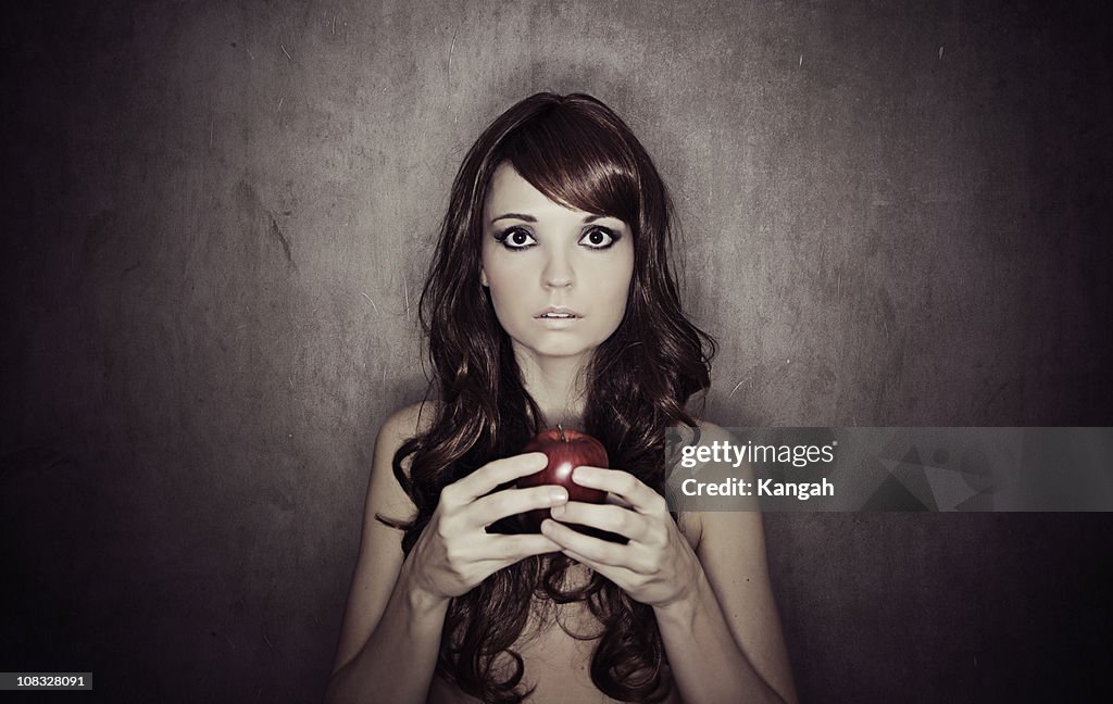 Mulher segurando o Apple
