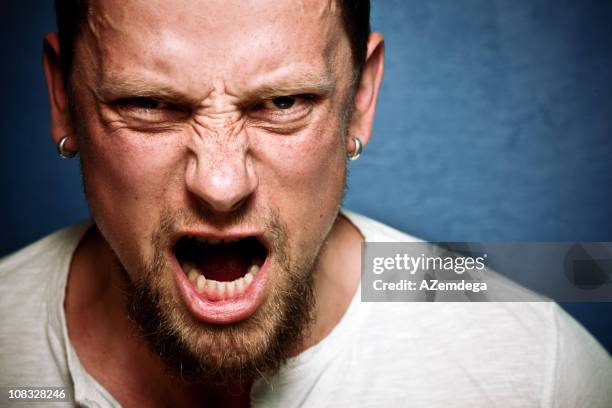 gritando macho - furioso fotografías e imágenes de stock