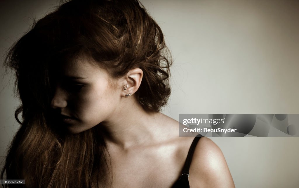 Mulher olha para fora