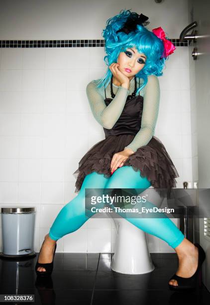 triste joven mujer usando manga ropa de estar en el baño - bizarre fashion fotografías e imágenes de stock
