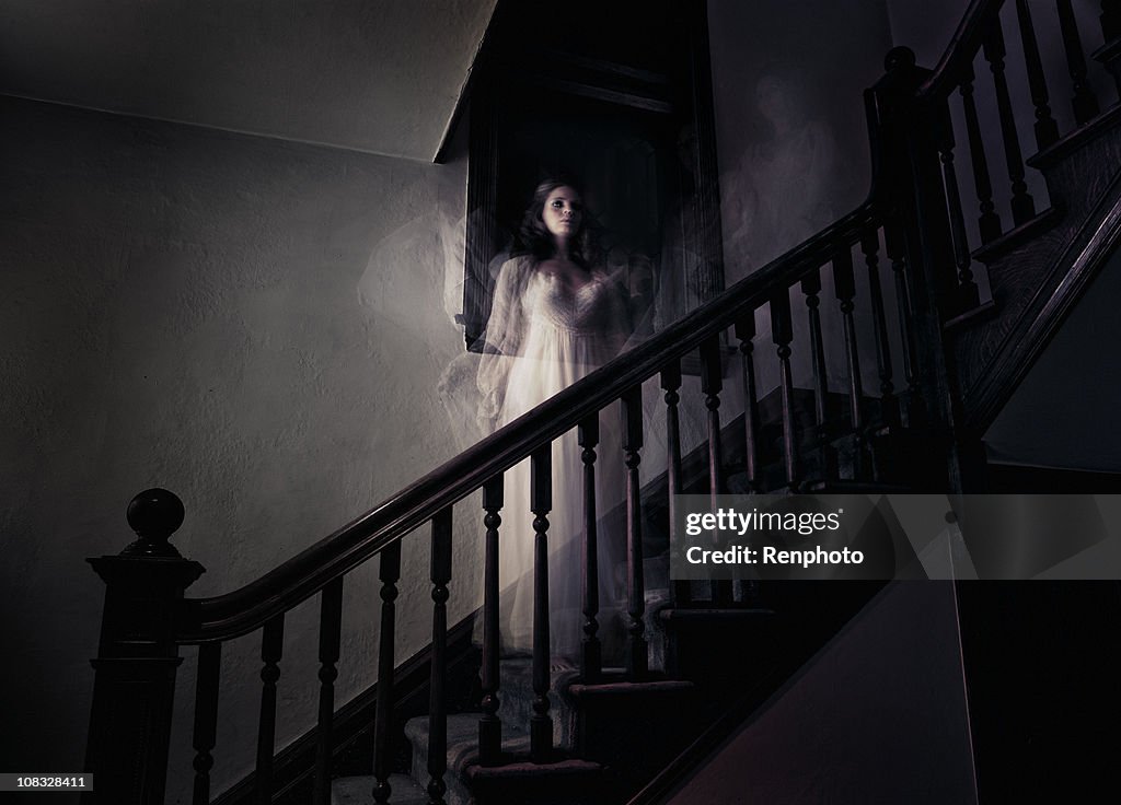 Ghost Frau auf Haunted Treppe