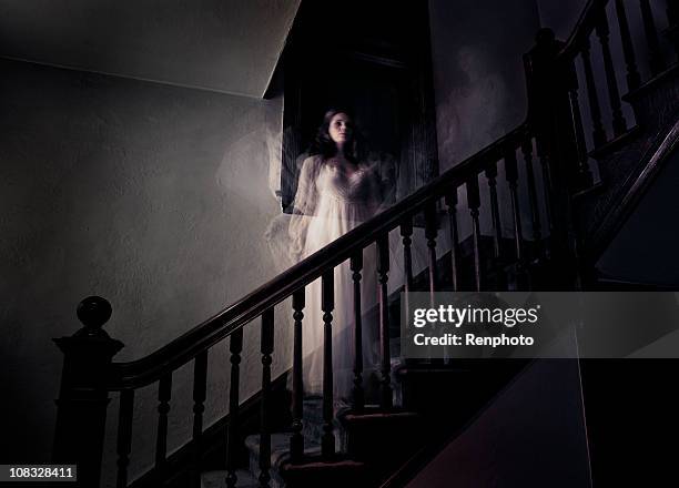ghost frau auf haunted treppe - geist stock-fotos und bilder