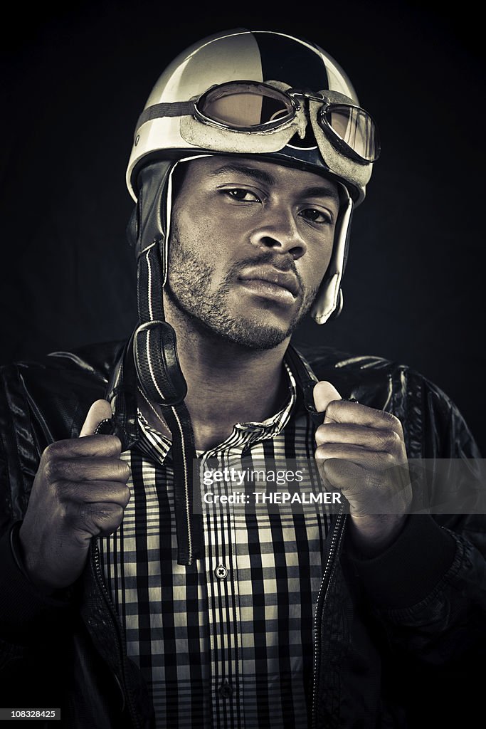 Joven Motociclista con vintage casco