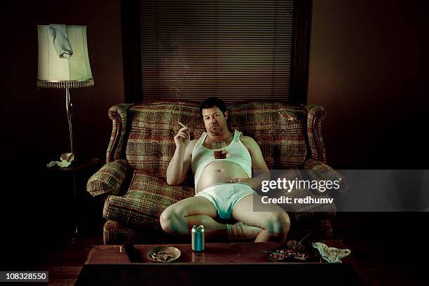 slob ver televisión mientras que hombre en ropa interior para fumadores - laziness fotografías e imágenes de stock