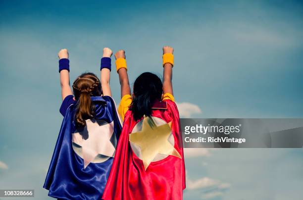 super mädchen duo - heroes stock-fotos und bilder