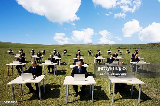 oficina al aire libre - clonación fotografías e imágenes de stock