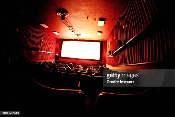 en las películas - cinema screen fotografías e imágenes de stock